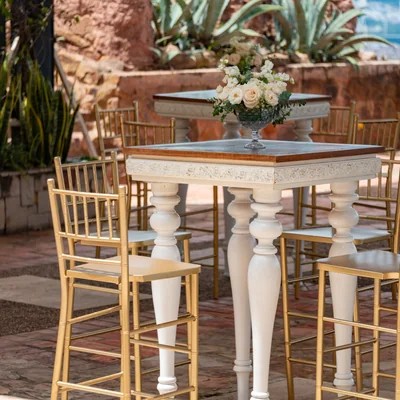 Conjunto de Mesa Alta y Sillas Doradas