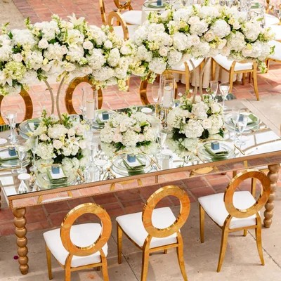 Mesa con Tapa Espejo y Sillas Doradas