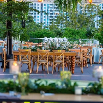 Mesas de Madera con Sillas Crossback