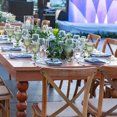 Montaje de Mesa Elegante para Eventos