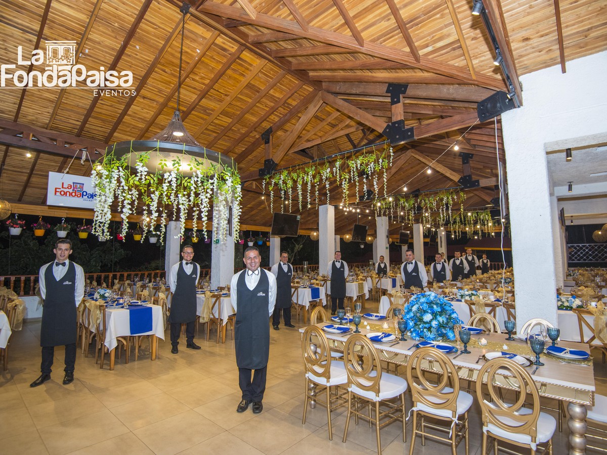 Salón de eventos con decoración elegante