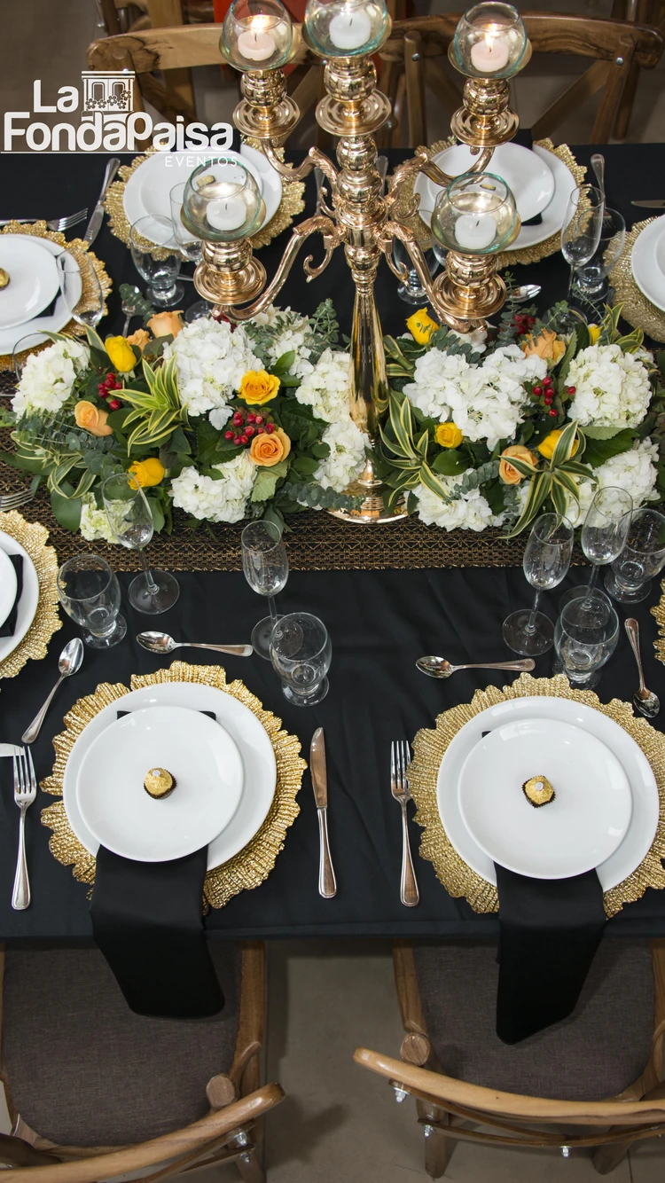Mesa de celebración elegante con arreglos florales